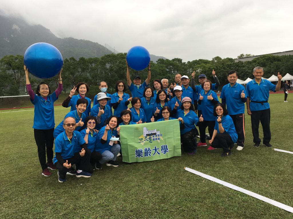 慈濟大學樂齡大學學員參與校園戶外活動合影